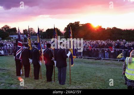 Epsom, Surrey, Regno Unito. 6 giugno 2024. (D.. Giorno 80 anni) i residenti locali del Surrey e della città di Epsom si riuniscono per commemorare il 80° anniversario dello sbarco in Normandia, Francia, che ha trasformato l'ondata della seconda guerra mondiale. Crediti: Motofoto/Alamy Live News Foto Stock