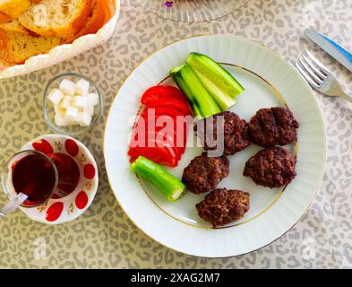 Polpette alla griglia turche, inegozial kofte su piatto Foto Stock