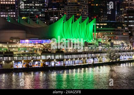 Vancouver, BC, Canada - 25 aprile 2024: Vista notturna del molo delle navi da crociera Canada Place situato nel centro di Vancouver, British Columbia. Foto Stock