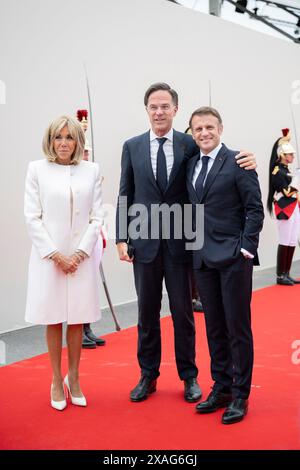 Saint Laurent Sur Mer, Francia. 6 giugno 2024. La moglie del presidente francese Brigitte Macron (L) e il presidente francese Emmanuel Macron (R) salutano il primo ministro olandese Mark Rutte al suo arrivo per partecipare alla cerimonia commemorativa internazionale a Omaha Beach in occasione del 80° anniversario dello sbarco alleato dello "D-Day" della seconda guerra mondiale in Normandia, a Saint-Laurent-sur-Mer, nella Francia nordoccidentale, il 6 giugno 2024 foto di Eliot Blondet/ABACAPRESS. COM credito: Abaca Press/Alamy Live News Foto Stock