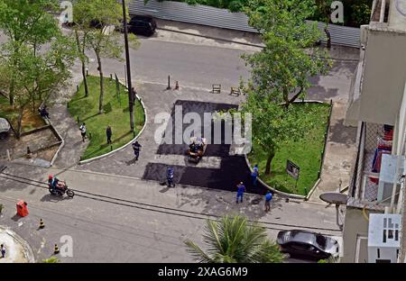 RIO DE JANEIRO, BRASILE - 12 APRILE 2023: Lavoratori che effettuano riparazioni sull'asfalto per strada Foto Stock