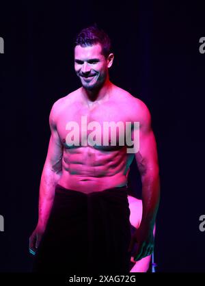 Emma Slater, Britt Stewart ed Ezra Sosa, colleghi professionisti DWTS di Gleb Savchenko partecipano alla sua performance Chippendales a Rio, Las Vegas, NV con: Gleb Savchenko dove: Las Vegas, Nevada, Stati Uniti quando: 05 maggio 2024 Credit: Judy Eddy/WENN Foto Stock