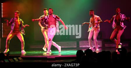 Emma Slater, Britt Stewart ed Ezra Sosa, colleghi professionisti DWTS di Gleb Savchenko partecipano alla sua performance Chippendales a Rio, Las Vegas, NV con: Gleb Savchenko dove: Las Vegas, Nevada, Stati Uniti quando: 05 maggio 2024 Credit: Judy Eddy/WENN Foto Stock