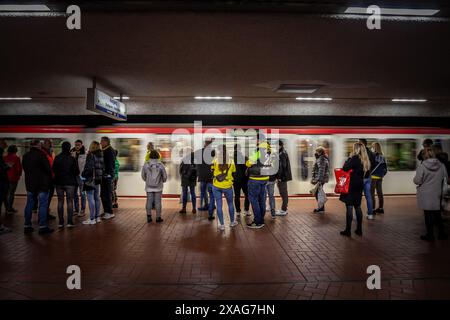 Persone in attesa di un tram alla stazione di Dortmund Stadtbahn, che illustra la routine quotidiana dei pendolari in Germania. Questa immagine cattura l'essenza del pu Foto Stock