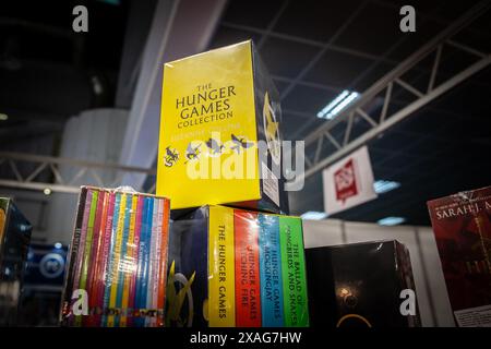 Foto delle copertine dei romanzi Death onthe Hunger Games di Suzanne Collins in una libreria di Belgrado, Serbia. I Hunger Games sono una serie di y Foto Stock