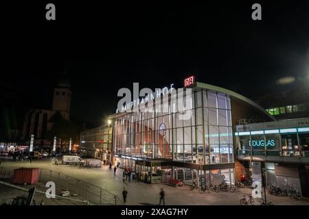 Foto dell'ingresso principale di Koln Hbf con gente che scorre a Colonia, in Germania. Köln Hauptbahnhof o stazione centrale di Colonia è una stazione ferroviaria di Co Foto Stock
