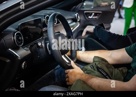Primo piano dettagliato del volante di una vettura Mercedes Benz sottoposta a test presso una concessionaria di Belgrado. Mercedes-Benz è un'automobile di lusso tedesca Foto Stock