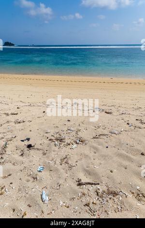 Sacchetti di plastica e altra spazzatura sono stati lavati sulla spiaggia di Tampah vicino a Kuta, Lombok Foto Stock