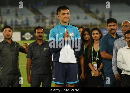 Il capitano indiano Sunil Chhetri felicitò al termine della partita di qualificazione ai mondiali di calcio 2026 per l'Asia tra India e Kuwait al Salt Lake Stadium di Kolkata il 6 giugno, 2024.il 39enne Chhetri ha confermato un paio di settimane fa che alla fine di questa partita avrebbe appeso i suoi stivali (internazionali). Più di ogni tocco finale personale, Chhetri avrebbe voluto assicurarsi che la squadra entrasse per la prima volta nella fase finale delle qualificazioni alla Coppa del mondo. Ma non doveva essere per lui e per il lato indiano che lottava per la maggior parte della notte. Il sorteggio intacca gravemente le possibilità di mutilazione dell'India Foto Stock