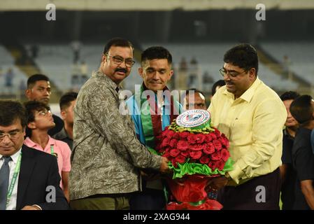 Il capitano indiano Sunil Chhetri felicitò al termine della partita di qualificazione ai mondiali di calcio 2026 per l'Asia tra India e Kuwait al Salt Lake Stadium di Kolkata il 6 giugno, 2024.il 39enne Chhetri ha confermato un paio di settimane fa che alla fine di questa partita avrebbe appeso i suoi stivali (internazionali). Più di ogni tocco finale personale, Chhetri avrebbe voluto assicurarsi che la squadra entrasse per la prima volta nella fase finale delle qualificazioni alla Coppa del mondo. Ma non doveva essere per lui e per il lato indiano che lottava per la maggior parte della notte. Il sorteggio intacca gravemente le possibilità di mutilazione dell'India Foto Stock