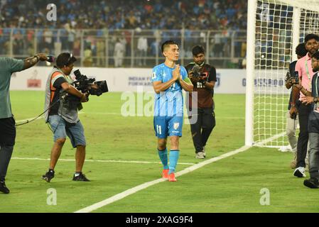 Kolkata, India. 6 giugno 2024. Il capitano indiano Sunil Chhetri va ai suoi tifosi al termine della partita di qualificazione ai Mondiali FIFA 2026 Asia tra India e Kuwait al Salt Lake Stadium di Kolkata il 6 giugno 2024. (Credit Image: © Dipa Chakraborty/Pacific Press via ZUMA Press Wire) SOLO PER USO EDITORIALE! Non per USO commerciale! Foto Stock