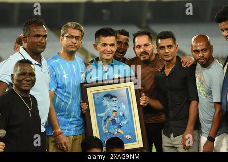 6 giugno 2024, Kolkata, India: Il capitano indiano Sunil Chhetri felicitò al termine della partita di qualificazione ai mondiali FIFA 2026 Asia tra India e Kuwait al Salt Lake Stadium di Kolkata il 6 giugno, 2024.il 39enne Chhetri ha confermato un paio di settimane fa che alla fine di questa partita avrebbe appeso i suoi stivali (internazionali). Più di ogni tocco finale personale, Chhetri avrebbe voluto assicurarsi che la squadra entrasse per la prima volta nella fase finale delle qualificazioni alla Coppa del mondo. Ma non doveva essere per lui e per il lato indiano che lottava per la maggior parte della notte. La sezione Draw Foto Stock