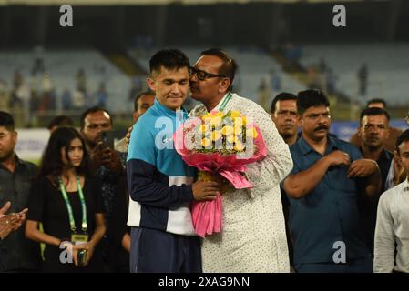 6 giugno 2024, Kolkata, India: Il capitano indiano Sunil Chhetri felicitò al termine della partita di qualificazione ai mondiali FIFA 2026 Asia tra India e Kuwait al Salt Lake Stadium di Kolkata il 6 giugno, 2024.il 39enne Chhetri ha confermato un paio di settimane fa che alla fine di questa partita avrebbe appeso i suoi stivali (internazionali). Più di ogni tocco finale personale, Chhetri avrebbe voluto assicurarsi che la squadra entrasse per la prima volta nella fase finale delle qualificazioni alla Coppa del mondo. Ma non doveva essere per lui e per il lato indiano che lottava per la maggior parte della notte. La sezione Draw Foto Stock