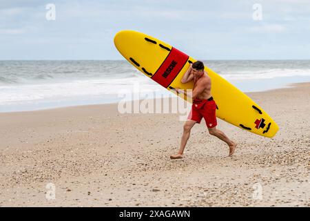 Camp Lejeune, North Carolina, Stati Uniti. 19 maggio 2024. Robert M. Moss, un bagnino con il distaccamento dei Marine di Onslow Beach, corre per salvare una vittima annegante simulata durante l'addestramento di risposta di emergenza a Onslow Beach, nella base dei Marine Camp Lejeune, Carolina del Nord, 20 maggio 2024. Ogni anno viene condotta una formazione con l'Ufficio del Provost Marshal e il Dipartimento dei servizi antincendio e di emergenza per familiarizzare il distaccamento della spiaggia e altro personale di supporto con le aspettative di una risposta di emergenza. (Immagine di credito: © Leo Amaro/U.S. Marines/ZUMA Press Wire) UTILIZZO EDITORIALE SU Foto Stock