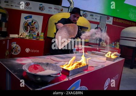 Buenos Aires, Argentina. 6 giugno 2024. I partecipanti al "Campionato Mundial de la Pizza y la Empanada", il "Campionato del mondo di Pizza e Empanada", gareggiano nella categoria "Acrobacia Freestyle" alla FITHEP Expoalimentaria Latinoamericana 2024, la Fiera alimentare latinoamericana dell'America Latina, che si tiene in Argentina. Un'empanada è una pasticceria piena. Crediti: Cristina Sille/dpa/Alamy Live News Foto Stock