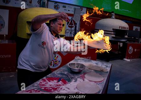 Buenos Aires, Argentina. 6 giugno 2024. I partecipanti al "Campionato Mundial de la Pizza y la Empanada", il "Campionato del mondo di Pizza e Empanada", gareggiano nella categoria "Acrobacia Freestyle" alla FITHEP Expoalimentaria Latinoamericana 2024, la Fiera alimentare latinoamericana dell'America Latina, che si tiene in Argentina. Un'empanada è una pasticceria piena. Crediti: Cristina Sille/dpa/Alamy Live News Foto Stock