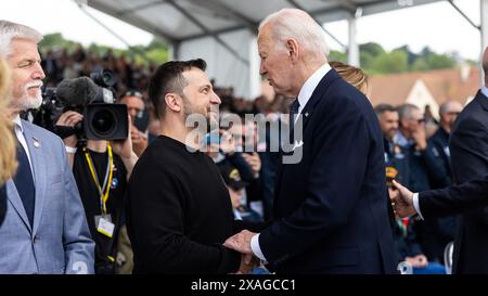 Il presidente DEGLI STATI UNITI Joe Biden (R) stringe la mano al presidente ucraino Volodymyr Zelensky (L) durante la cerimonia commemorativa internazionale a Omaha Beach in occasione del 80° anniversario dello sbarco degli Alleati in Normandia, a Saint-Laurent-sur-Mer, nella Francia nordoccidentale, giovedì 6 giugno 2024. Le cerimonie del D-Day del 6 giugno di quest'anno celebrano il 80° anniversario dal lancio dell'"operazione Overlord", una vasta operazione militare delle forze alleate in Normandia, che ha cambiato l'onda della seconda guerra mondiale, portando alla liberazione della Francia occupata e alla fine dell'agai bellica Foto Stock