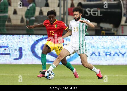 Algeri. 7 giugno 2024. Rayan Ait Nouri (R) dell'Algeria si confronta con Ibrahim Diakite della Guinea durante la partita di calcio delle qualificazioni CAF ai Mondiali 2026 tra Algeria e Guinea allo stadio Nelson Mandela di Algeri, Algeria, 6 giugno 2024. Crediti: Xinhua/Alamy Live News Foto Stock