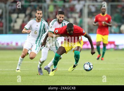 Algeri. 7 giugno 2024. Yassine Benzia (2° L) dell'Algeria si confronta con Serhou Guirassy della Guinea durante la partita di calcio delle qualificazioni CAF ai Mondiali 2026 tra Algeria e Guinea allo stadio Nelson Mandela di Algeri, Algeria, 6 giugno 2024. Crediti: Xinhua/Alamy Live News Foto Stock