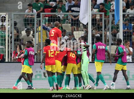 Algeri. 7 giugno 2024. I giocatori della Guinea festeggiano dopo aver segnato durante la partita di qualificazione CAF della Coppa del mondo FIFA 2026 tra Algeria e Guinea allo stadio Nelson Mandela di Algeri, Algeria, il 6 giugno 2024. Crediti: Xinhua/Alamy Live News Foto Stock