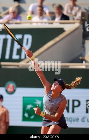 Parigi, Francia. 6 giugno 2024. Mirra Andreeva partecipa alla semifinale femminile tra l'Italia Jasmine Paolini e la Russia Mirra Andreeva al torneo francese di tennis al Roland Garros di Parigi, in Francia, il 6 giugno 2024. Crediti: Meng Dingbo/Xinhua/Alamy Live News Foto Stock