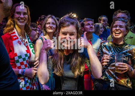 Utrecht, Utrecht, Paesi Bassi. 6 giugno 2024. I sostenitori e i politici di GroenLinks-PvdA celebrano i risultati delle elezioni parlamentari europee. Il 6 giugno 2024, i membri e i candidati di GroenLinks e Partij van de Arbeid si riunirono per assistere e le elezioni parlamentari europee furono rilasciate. La serata è iniziata con ansia, ma con l'arrivo dei risultati, la paura si è trasformata in festa. (Credit Image: © James Petermeier/ZUMA Press Wire) SOLO PER USO EDITORIALE! Non per USO commerciale! Foto Stock