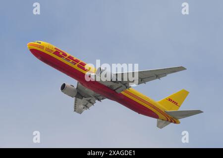 Los Angeles, California, Stati Uniti - 27 maggio 2024: DHL Boeing 767 con registrazione N763CK operato da ABX Air mostrato all'avvicinamento finale a LAX, Los Foto Stock