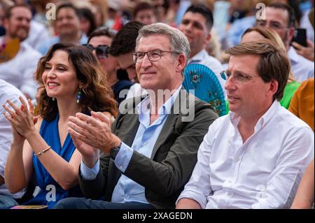 Madrid, Spagna. 6 giugno 2024. Isabel Diaz Ayuso (L), presidente della Comunità di Madrid e figura di spicco del PP, Alberto Nunez Feijoo (C), presidente del PP, e Jose Luis Martinez Almeida (R), sindaco di Madrid, visto durante la cerimonia di chiusura della campagna elettorale del Partito Popolare per le elezioni del Parlamento europeo. Credito: SOPA Images Limited/Alamy Live News Foto Stock