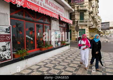 Giovani donne egiziane che camminano al ristorante Nassar ad Alessandria, Egitto. Foto Stock