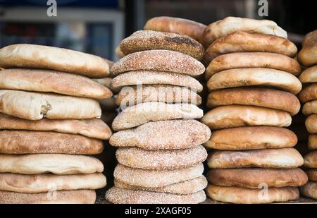 Tradizionale pane Pita marocchino esposto in una panetteria nella città vecchia di Marrakech, Marocco. Foto Stock