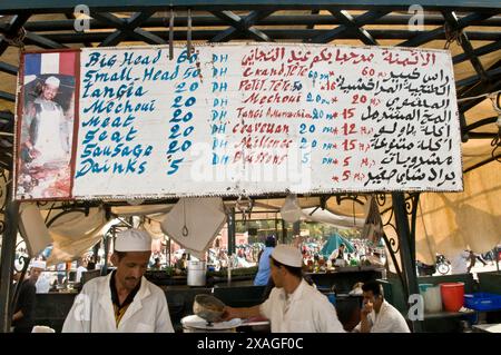 Un venditore capo pecora in piazza Djema el Fna a Marrakech, Marocco. Foto Stock