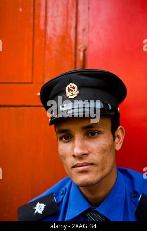 Ritratto di una guardia di sicurezza nepalese. Foto scattata a Kathmandu, Nepal. Foto Stock