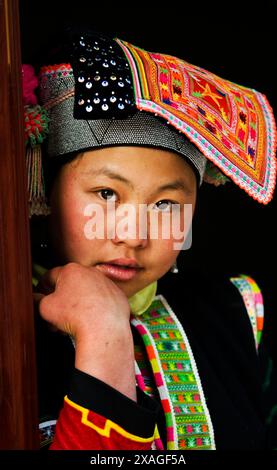 Ritratto di una donna YI ( Lolo ) scattata in un villaggio nella provincia dello Yunnan meridionale, Cina. Foto Stock