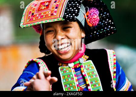 Ritratto di una donna YI ( Lolo ) scattata in un villaggio nella provincia dello Yunnan meridionale, Cina. Foto Stock