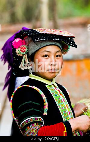 Ritratto di una donna YI ( Lolo ) scattata in un villaggio nella provincia dello Yunnan meridionale, Cina. Foto Stock