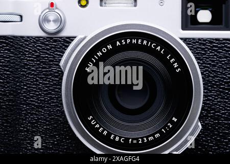 Primo piano dell'obiettivo della fotocamera Fuji Fujifilm X100VI con dettagli sull'obiettivo asferico Fujinon Foto Stock
