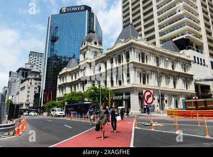 Pedoni che attraversano Customs st West ad Auckland, nuova Zelanda. Foto Stock