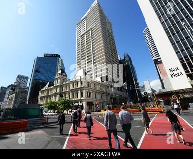 Pedoni che attraversano Customs st West ad Auckland, nuova Zelanda Foto Stock