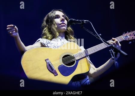 Porto, Portogallo. 6 giugno 2024. La cantautrice inglese Polly Jean Harvey, ben nota come PJ Harvey si esibisce dal vivo al Primavera Sound 2024 tenutosi a Porto. Porto Primavera Sound 2024 si svolge dal 6 all'8 giugno. PJ Harvey, SZA, Lana del Rey, Pulp, tra gli altri, sono i protagonisti del festival di quest'anno, un evento musicale che ha preso il via questo giovedì al parco cittadino di Oporto. Migliaia di persone hanno partecipato al festival durante l'esibizione di PJ Harvey. (Foto di Diogo Baptista/SOPA Images/Sipa USA) credito: SIPA USA/Alamy Live News Foto Stock