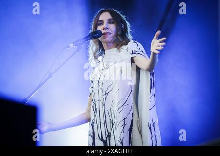 Porto, Portogallo. 6 giugno 2024. La cantautrice inglese Polly Jean Harvey, ben nota come PJ Harvey si esibisce dal vivo al Primavera Sound 2024 tenutosi a Porto. Porto Primavera Sound 2024 si svolge dal 6 all'8 giugno. PJ Harvey, SZA, Lana del Rey, Pulp, tra gli altri, sono i protagonisti del festival di quest'anno, un evento musicale che ha preso il via questo giovedì al parco cittadino di Oporto. Migliaia di persone hanno partecipato al festival durante l'esibizione di PJ Harvey. Credito: SOPA Images Limited/Alamy Live News Foto Stock