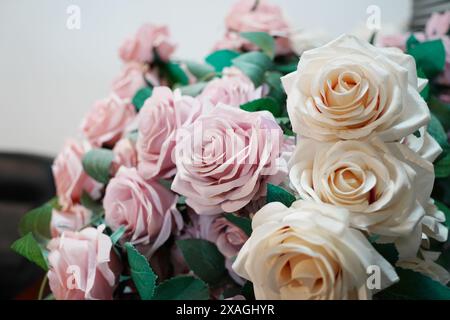 Bouquet di rose bianche e rosa con foglie verdi da vicino Foto Stock