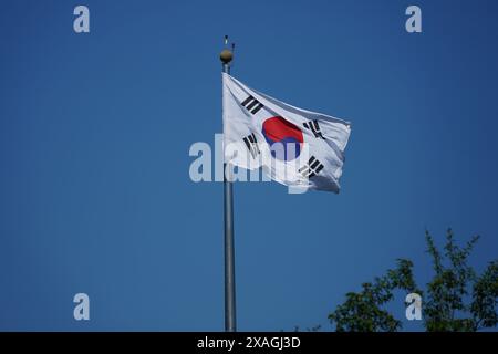 Bandiera nazionale della Corea del Sud che sventola nel vento su sfondo blu del cielo Foto Stock