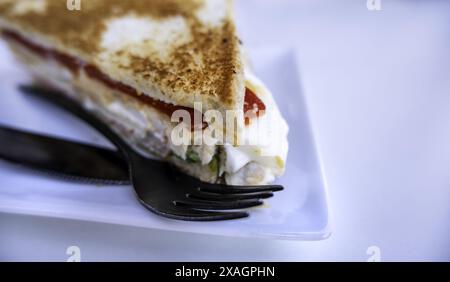 Particolare antipasto salato con pane tostato e cibo Foto Stock