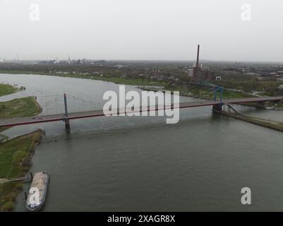 Il Friedrich-Ebert-Brucke è un ponte strallato per il traffico stradale sul Reno vicino alla città tedesca di Duisburg. Vista aerea con drone. Foto Stock