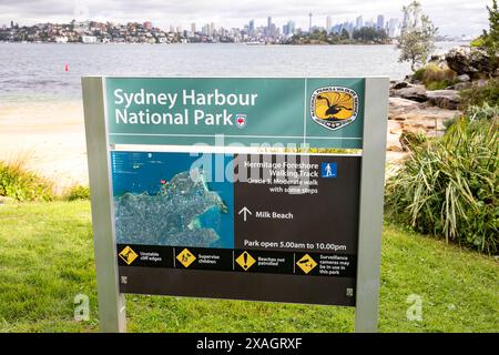 Parco nazionale del porto di Sydney presso Milk Beach a Vaucluse, sobborghi orientali di Sydney, con centro città e porto sullo sfondo, NSW, Australia Foto Stock