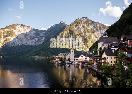 Hallstatt, Austria. 18 maggio 2024. La chiesa parrocchiale cattolica di Hallstatt e la chiesa parrocchiale protestante di Hallstatt sono visibili sul 18.05.2024 ad Hallstatt, in alta Austria (Austria), di fronte al panorama alpino sul lago Hallstatt. Il punto panoramico sul lago Hallstatt è diventato un vero e proprio "punto caldo", attirando innumerevoli turisti ogni giorno. Crediti: Matthias Balk/dpa/Alamy Live News Foto Stock