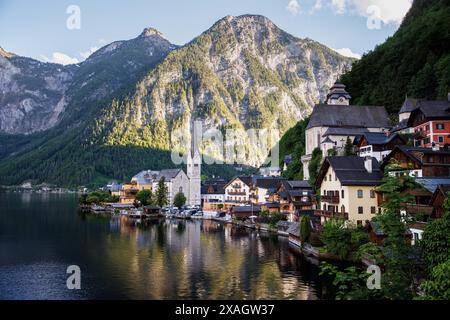 Hallstatt, Austria. 18 maggio 2024. La chiesa parrocchiale cattolica di Hallstatt e la chiesa parrocchiale protestante di Hallstatt sono visibili sul 18.05.2024 ad Hallstatt, in alta Austria (Austria), di fronte al panorama alpino sul lago Hallstatt. Il punto panoramico sul lago Hallstatt è diventato un vero e proprio "punto caldo", attirando innumerevoli turisti ogni giorno. Crediti: Matthias Balk/dpa/Alamy Live News Foto Stock