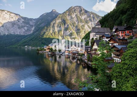 Hallstatt, Austria. 18 maggio 2024. La chiesa parrocchiale cattolica di Hallstatt e la chiesa parrocchiale protestante di Hallstatt sono visibili sul 18.05.2024 ad Hallstatt, in alta Austria (Austria), di fronte al panorama alpino sul lago Hallstatt. Il punto panoramico sul lago Hallstatt è diventato un vero e proprio "punto caldo", attirando innumerevoli turisti ogni giorno. Crediti: Matthias Balk/dpa/Alamy Live News Foto Stock