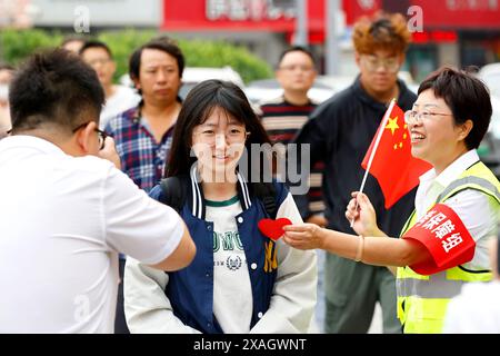 Tianjin, Cina. 7 giugno 2024. Un esaminatore cammina per entrare in un sito di esami di ingresso al college nazionale a Tianjin, nel nord della Cina, 7 giugno 2024. L'esame di ammissione al college nazionale cinese, noto come Gaokao, è iniziato venerdì. Crediti: Du Penghui/Xinhua/Alamy Live News Foto Stock