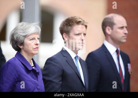 Foto datata 21/06/18 del primo ministro Theresa May, Hugh Grosvenor, VII duca di Westminster e il duca di Cambridge, durante la consegna ufficiale alla nazione del nuovo Defence and National Rehabilitation Centre (DNRC) presso la Stanford Hall Estate, Nottinghamshire. Il Principe di Galles parteciperà oggi al matrimonio del suo caro amico il Duca di Westminster. L'aristocratico miliardario Hugh Grosvenor, 33 anni, sposerà Olivia Henson, 31 anni, nella cattedrale di Chester. Data di pubblicazione: Venerdì 7 giugno 2024. Foto Stock